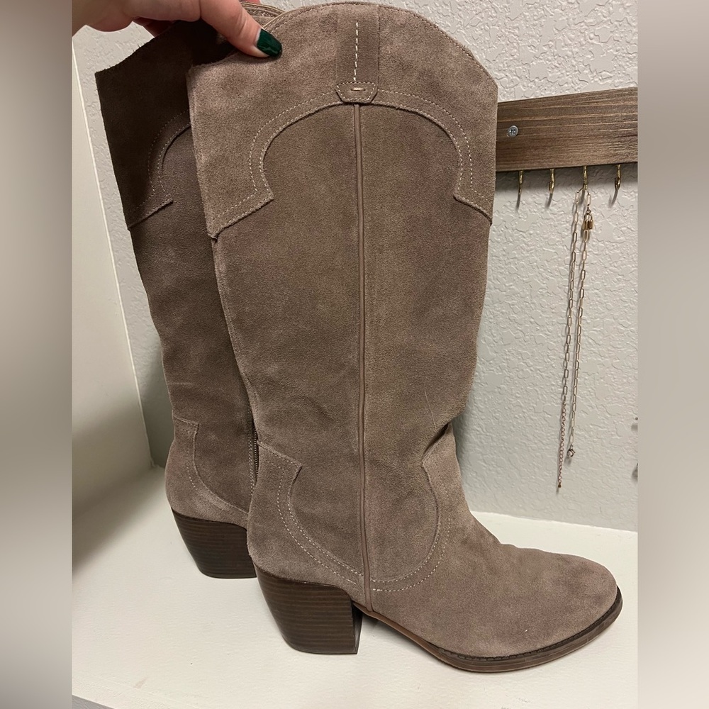 Look brand new, barely worn!